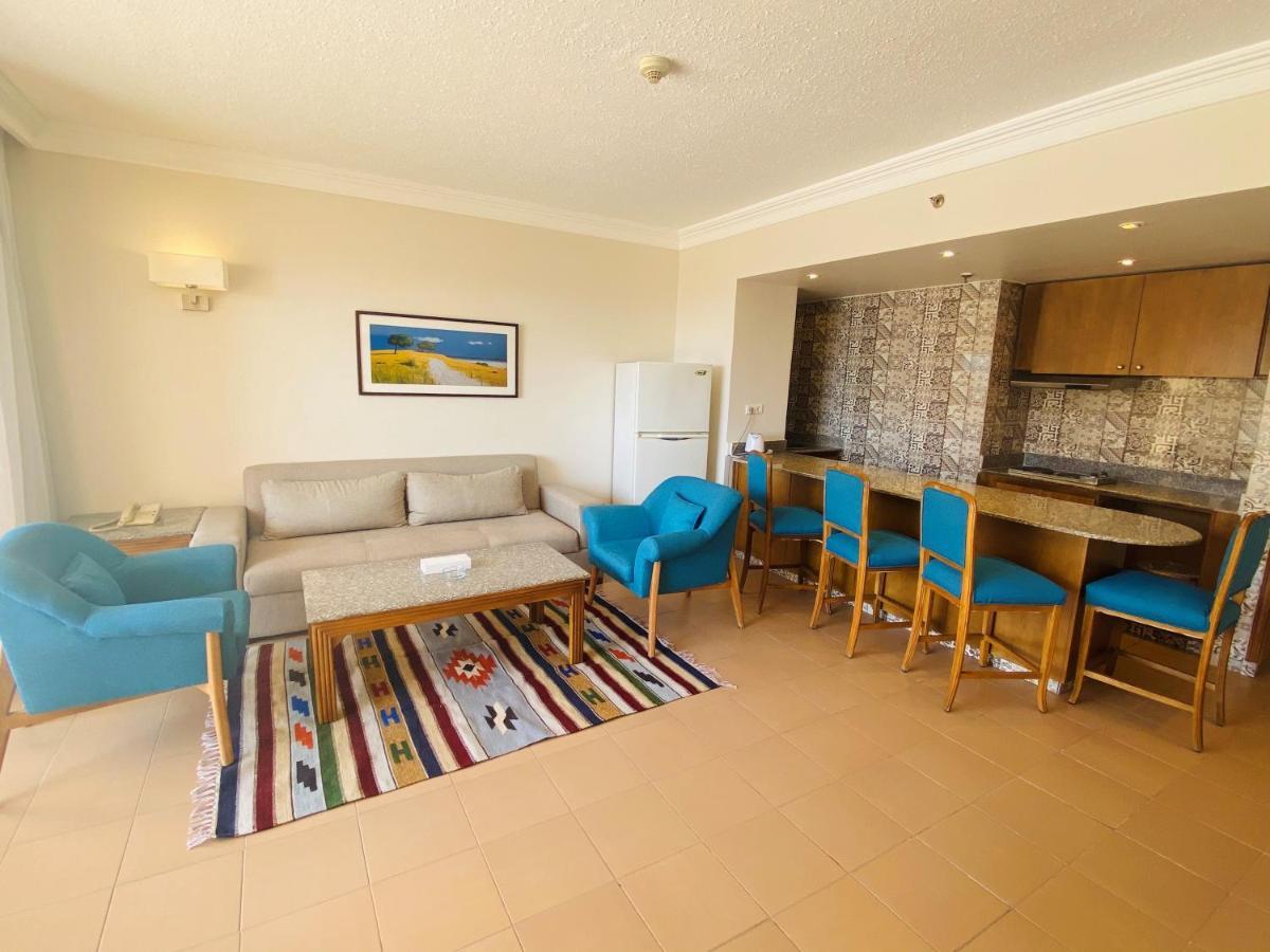 Hurghada Suites & Apartments Serviced By Marriott Zewnętrze zdjęcie A living room in a typical apartment