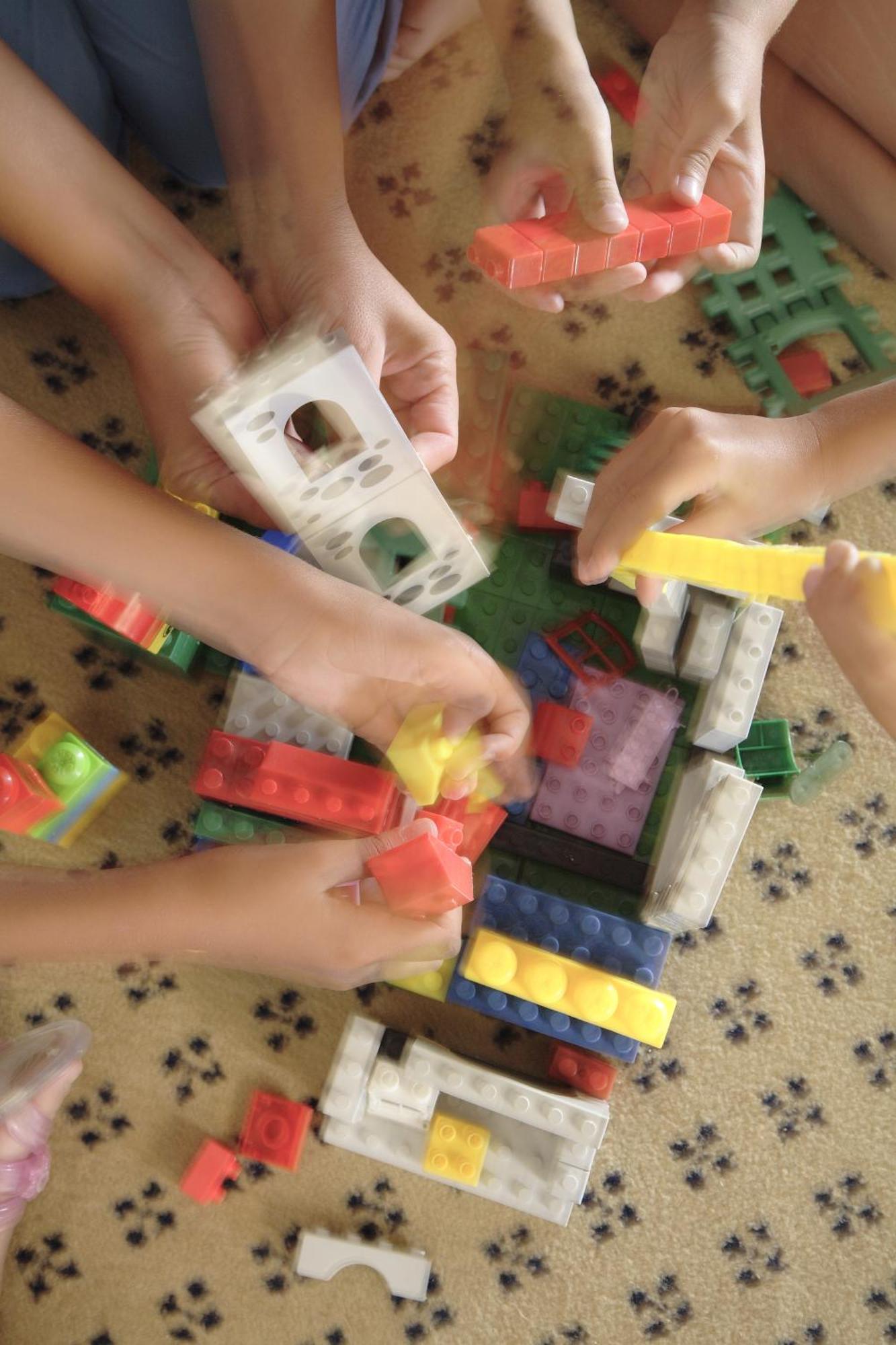 Hurghada Suites & Apartments Serviced By Marriott Zewnętrze zdjęcie Children playing with plastic building blocks