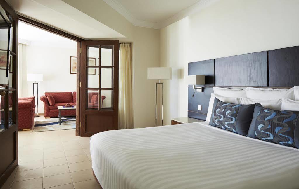 Hurghada Suites & Apartments Serviced By Marriott Zewnętrze zdjęcie A bedroom at the hotel